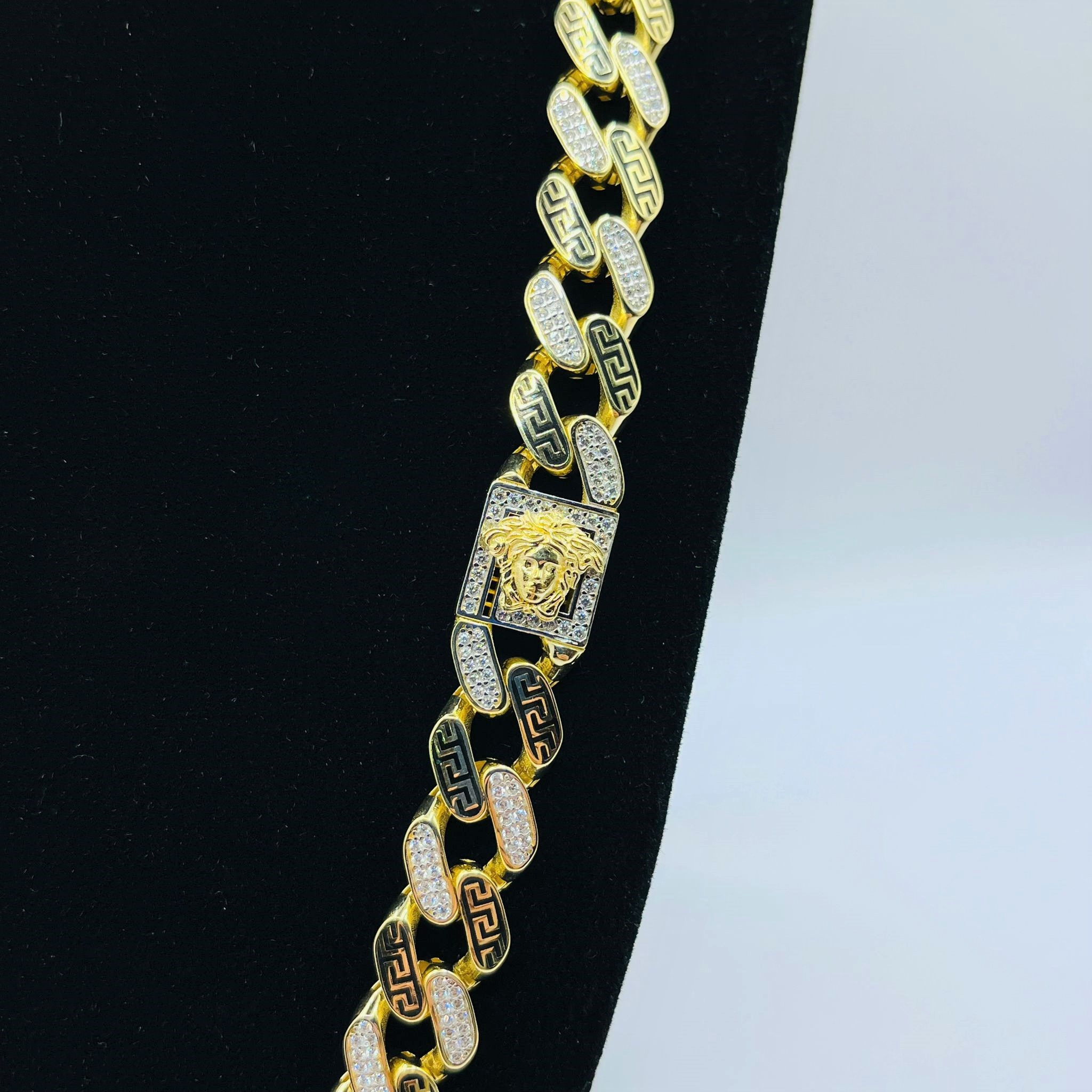 C. BARBADA MEDUSA GRECA Y CIRCON (3)